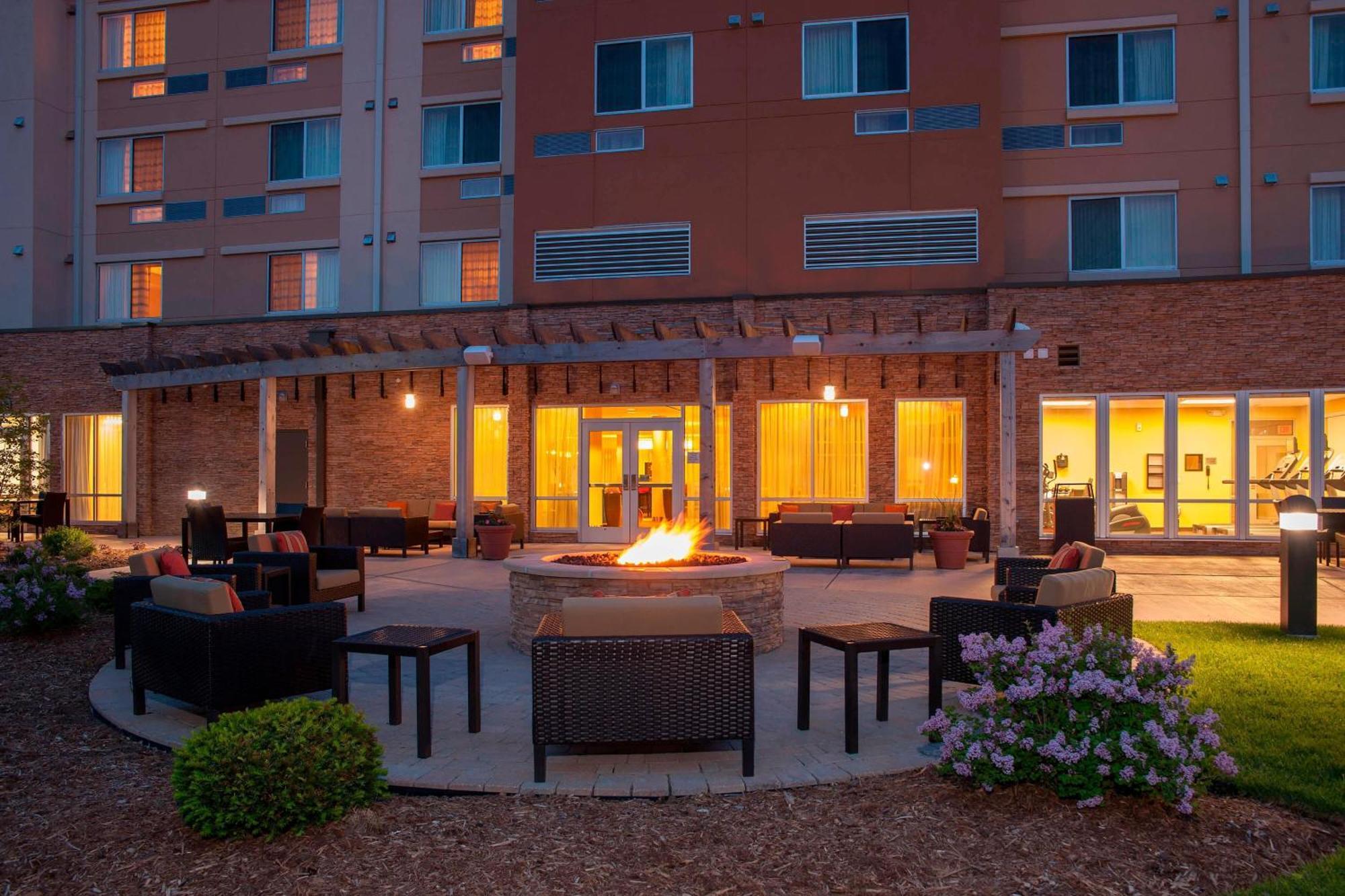 Courtyard Milwaukee Airport Hotel Kültér fotó